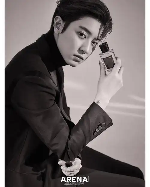 20210913明星exo朴灿烈入伍前拍秋冬写真黑白光影打造神秘氛围