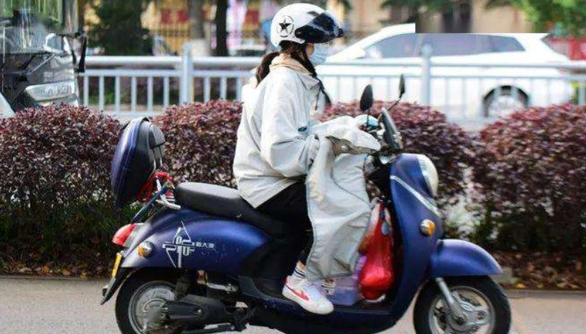 骑电动车不戴头盔罚款200,有一种车除外,你符合要求吗_手机搜狐网