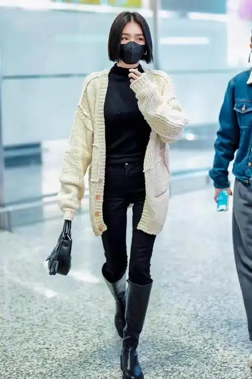 身高168的秦岚瘦削高挑,对于这样的身材穿这件长款的针织衫非常合适