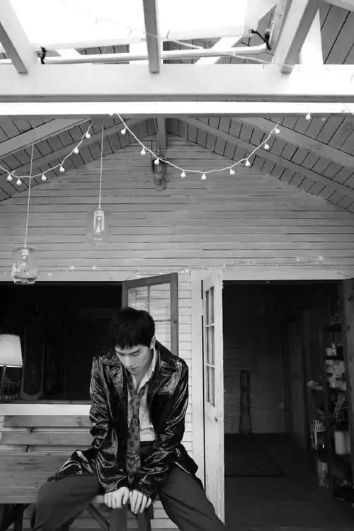 杨洋酷帅大片来袭 黑白画映中凌厉眼神