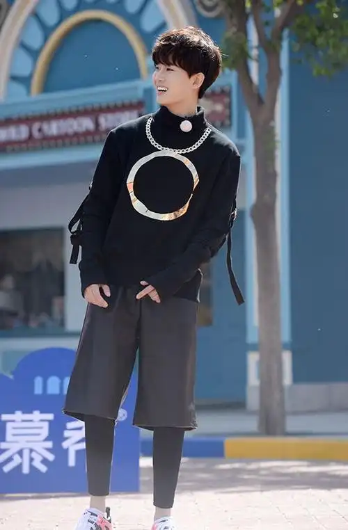 "偷心盗贼"任嘉伦,白色卫衣配黑裤子,简单又时尚,哪像当爹的