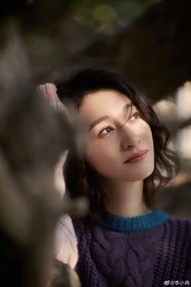 李小冉穿毛衣漫步秋日林荫道 微卷短发温柔娴静气质佳