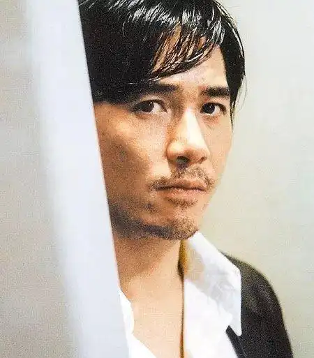 60岁梁朝伟出席釜山电影节,老婆不在身边,走红毯前看得出很紧张