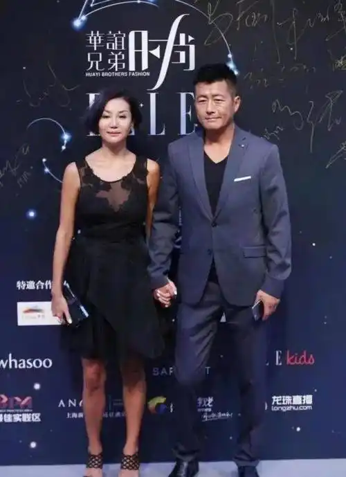 江珊前夫高曙光和小16岁娇妻秀恩爱,一个英俊帅气,一个打扮显老,差距