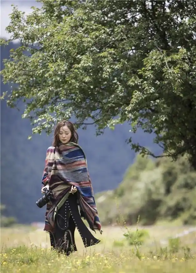 江一燕亲近大自然文艺范 马甲线侧漏吸睛十足