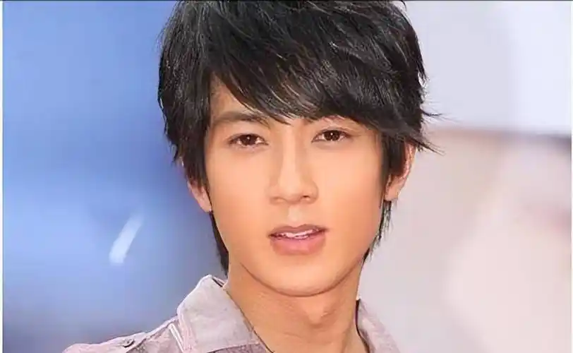 吴尊晒一家四口照,妻子林丽吟低调出镜,neinei气质变化有点大_生活