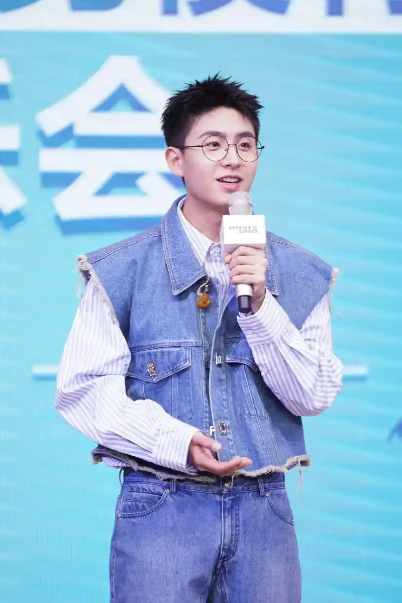 焦迈奇牛仔套装助阵型男模特大赛笑谈陈小春张智霖翻唱3189