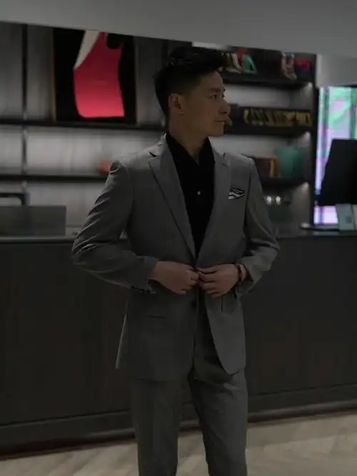 你离刘德华的距离就只差一套西装