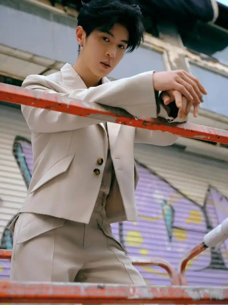 马哥帅帅哒.带耳钉就很帅#马伯骞 #马伯骞自带小说男主光环 - 抖音