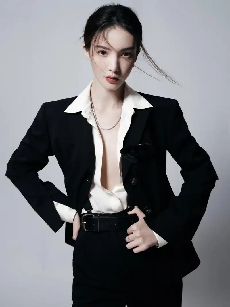 金晨出席时尚颁奖晚宴真空深v西装打破常规诠释女性力量