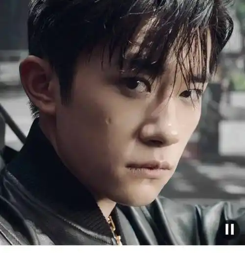 易烊千玺生图翻车 痘坑抬头纹遭批:丑成重大事故