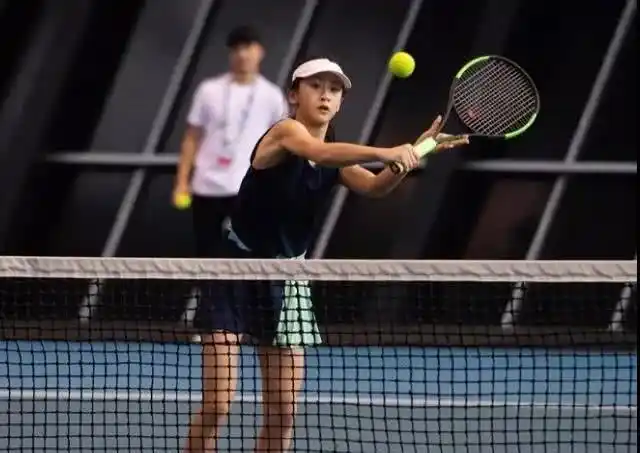 有一种发育过猛叫森碟穿背心抬手那一刻少女身材很明显