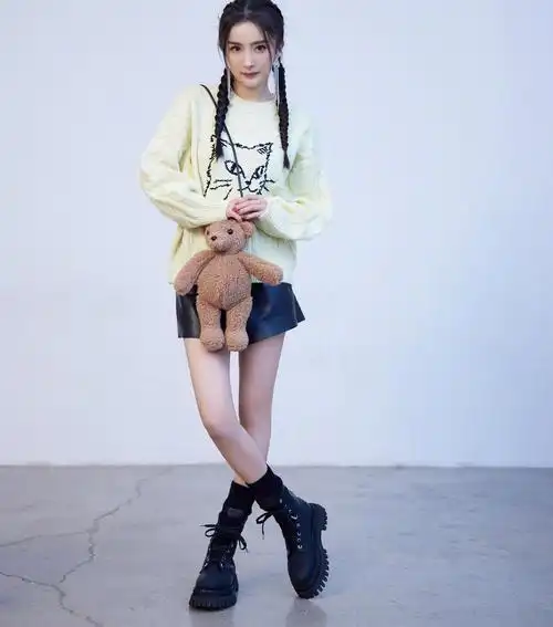 杨幂最新私服穿搭米色毛衣搭配黑色短裤漫画腿太吸睛