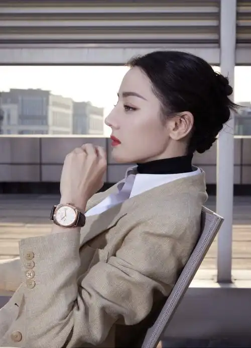 好霸气!热巴穿西装秒变女总裁 手插裤兜眼神凌厉_娱乐频道_中华网