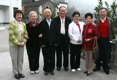 王苏娅和电影同仁在一起,左起:高山英子,鲍梦梅,陆柱国,庞学勤,王苏娅