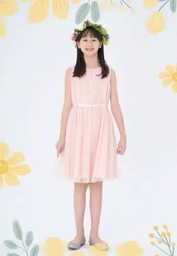 森碟这才是12岁小学生的样子,穿t恤配裙裤,玩滑板活力十足