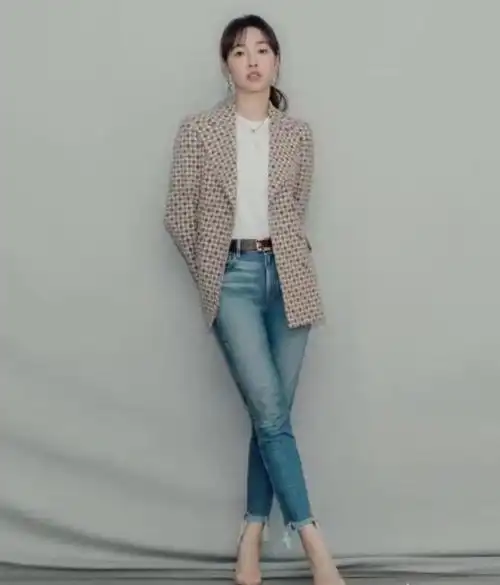 白百合得罪造型师了西装反穿还配条牛仔裤看着显壮还掉档次