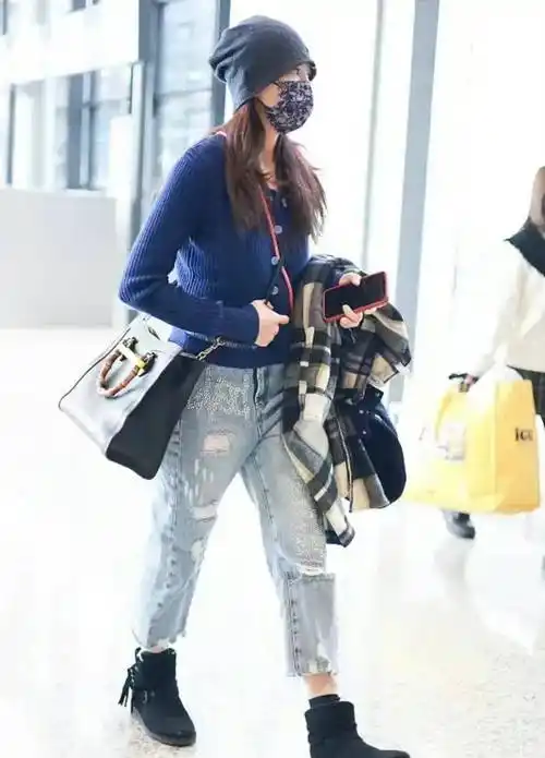 蔡少芬是真有少女感,穿针织开衫配破洞牛仔裤时髦减龄,气质绝了_造型
