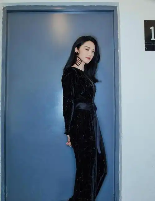 女人到中年不想被叫大妈,这4款裤子尽量别穿!不仅显胖还老气