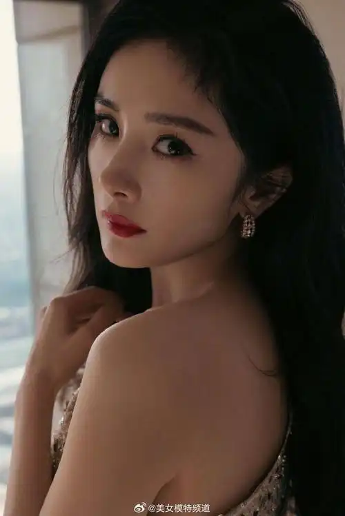 杨幂一袭鎏金礼服裙秀大长腿半露香肩红唇性感美艳