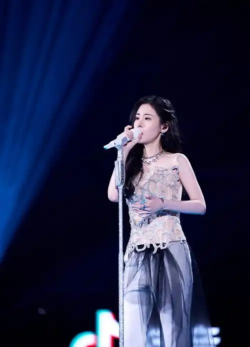 张碧晨八周年直播回忆杀花式宠粉惊喜连麦