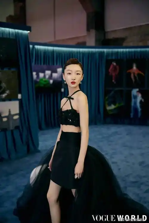 周冬雨脱光了!上半身全裸"用手遮",央视怒批:要点脸行吗?