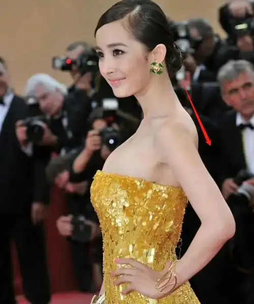 可能是意识到了这一问题,杨幂在仪态问题上进行了很大的调整,脖子前倾