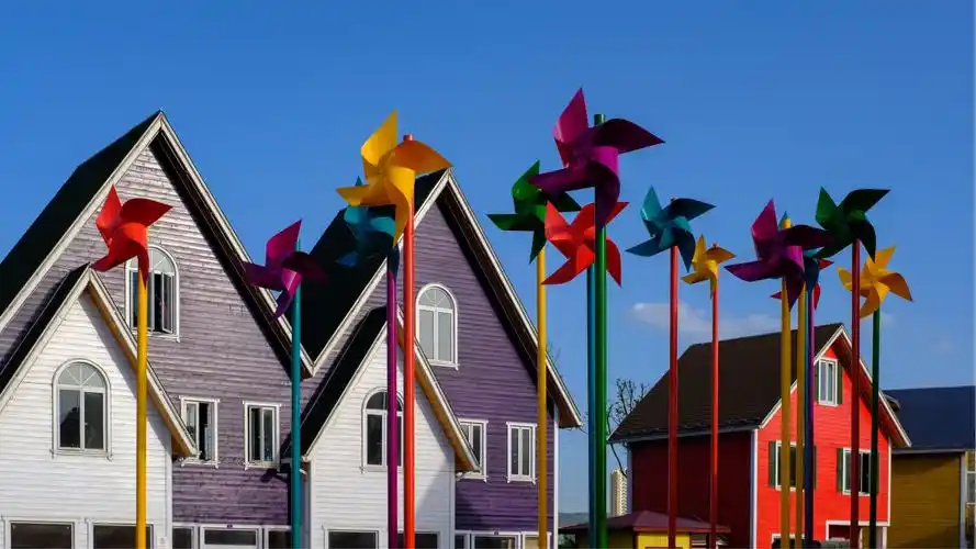 小木屋的风车在蓝天的衬托下显得非常漂亮!