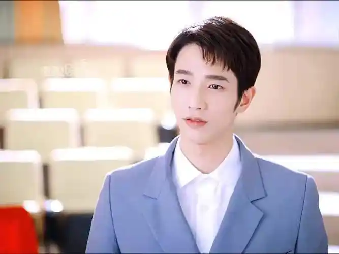 刘以豪看周雨彤的眼神