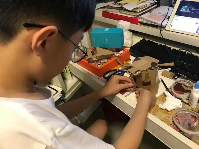 爱做手工的男孩子