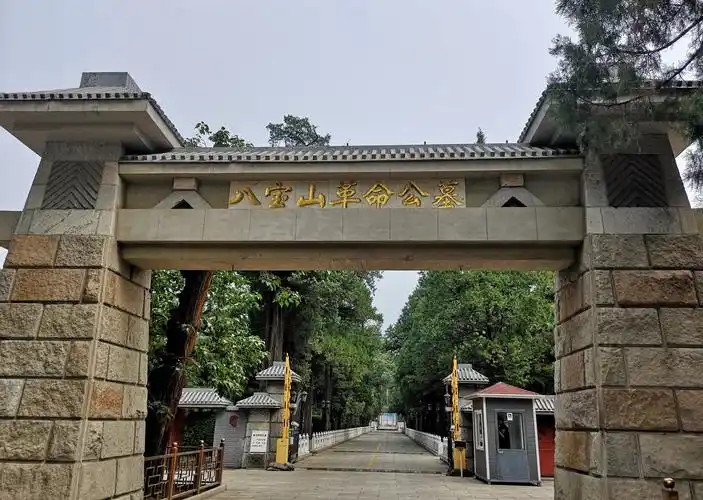 2019年7月18日,盛夏,我和大姐到八宝山革命公墓,去瞻仰敬爱的父亲!