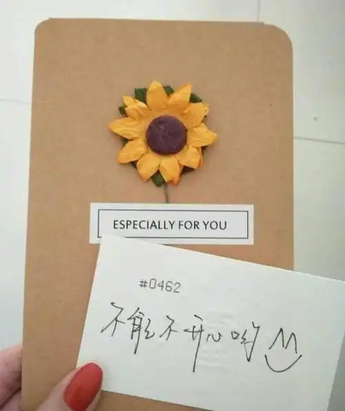 暖哭!易烊千玺手写1600张卡片送粉丝,饭千玺可太幸福了