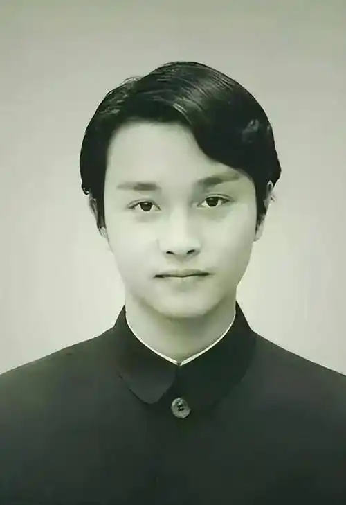 张国荣那些不堪的经历小时候被继母欺负也曾被上千观众狂嘘