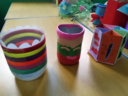 岳飞小学东校区三(1)中队暑期废物利用创作展示