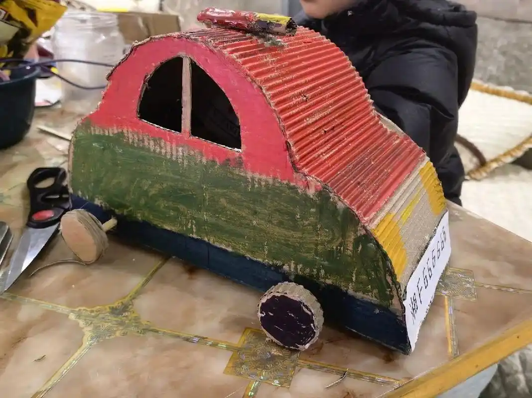 幼儿园手工纸盒小汽车 幼儿园的作业手工小汽车,第一次做,虽然不好看,