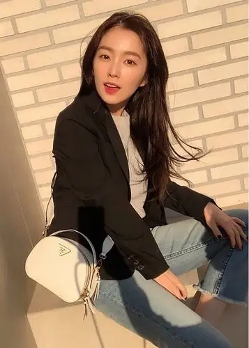 韩明星裴珠泫释出一组春日私服look风尚照,西简约穿搭甜美可爱