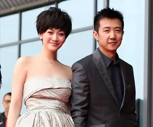 随后,李小冉邂逅了梅婷的前任丈夫鄢颇,两人之间的感情迅速升温,不久