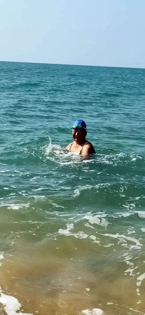 2020年2月21号在大海里游泳