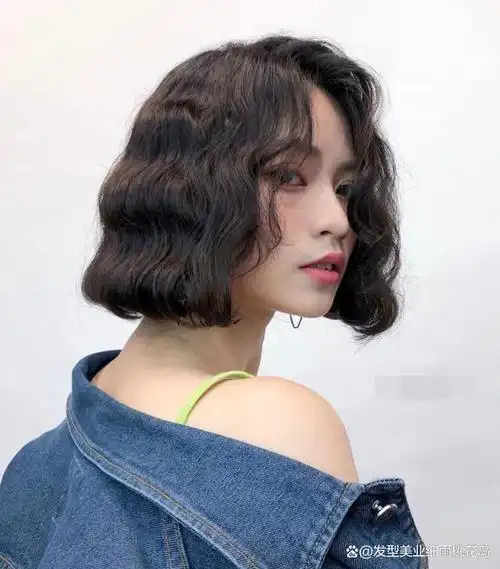 短发烫个卷也非常的好看上镜,显得复古还有港风洋气的气息,刘海选择卷