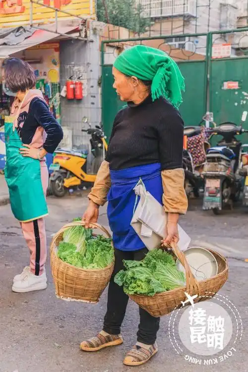 迈着愉快的步伐来菜市场里采购,提着满满收获回家的大爹,愉悦的心情从