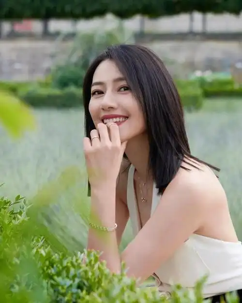 高圆圆罕见拍写真这么风骚,真空穿马甲 阔腿裤,换个风格变化大|发型