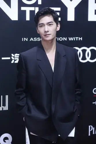 杨洋一身西装造型现身红毯 眼神深邃气质硬朗帅气