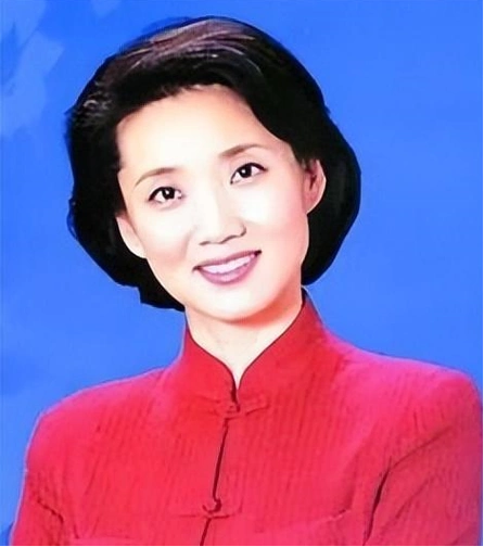 央视首席女主播新闻联播26年0失误今56岁无儿女陪伴