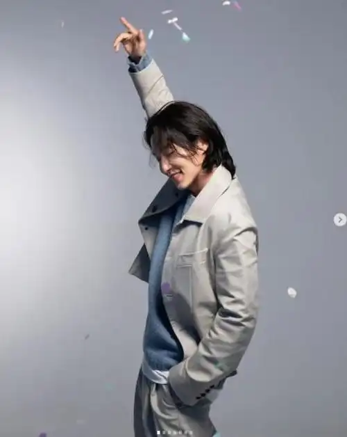 因为越来越多的男艺人也开始蓄起了长发,就像 2020 年时,我们 金宇彬