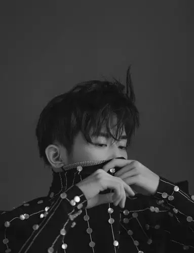 易烊千玺最新广告大片拍摄花絮… 车窗里面的少年,故事感十足!