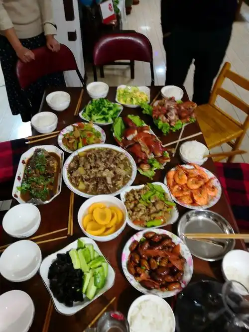 家里过年大聚餐