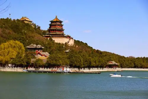 颐和园春意盎然游人如织享受到春天给人们带来的温馨浪漫