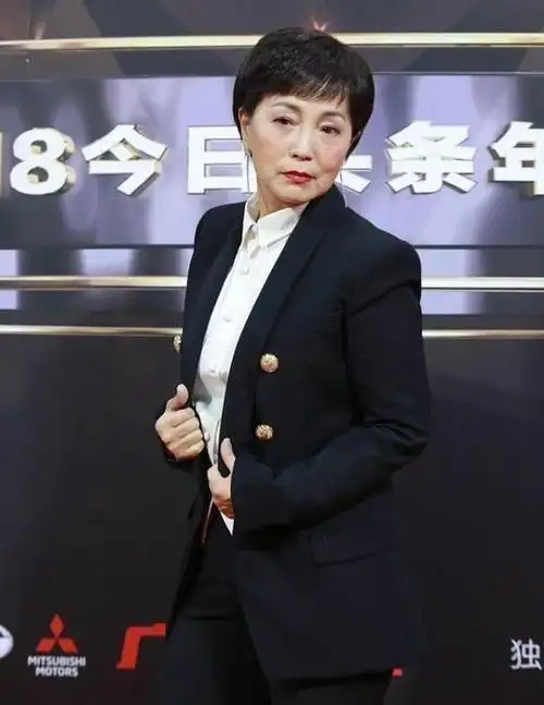 石榴姐苑琼丹真是时髦精西装配小黑裤比同龄人还年轻