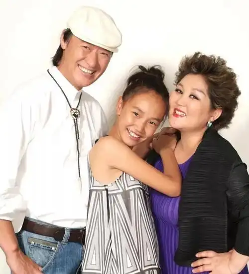 《吉祥三宝》这首歌是布仁巴雅尔为女儿诺尔曼所写的,当时女儿还很年