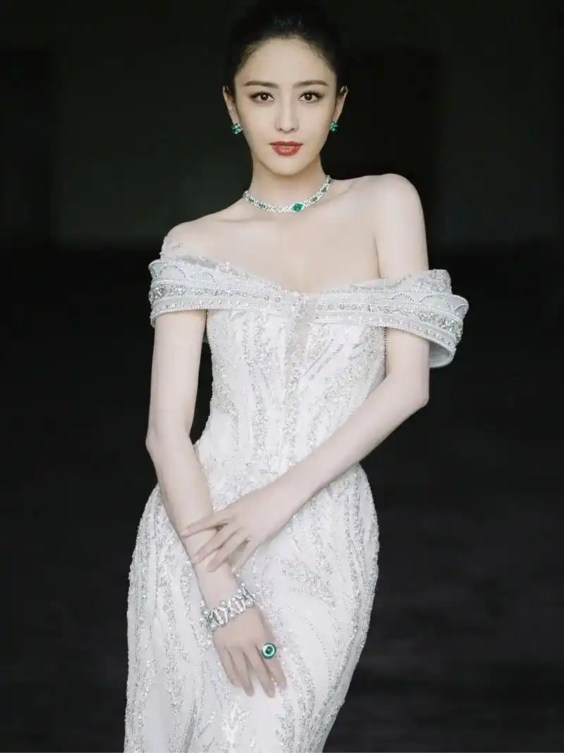 助我上热门# 佟丽娅绝世美颜, 惊艳世人的眼睛.